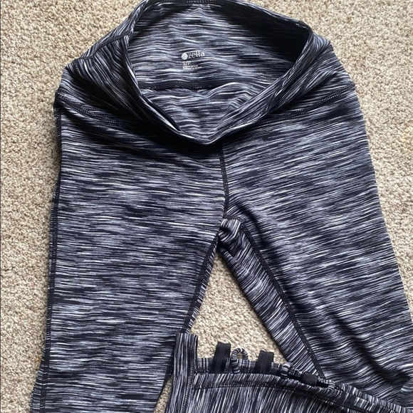 Zella Monochrome Striped Leggings - Picture 2 of 6